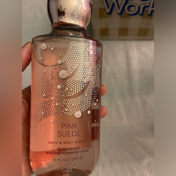 Bath and Body Works NWT Pink Suede Body Wash 10 oz - Picture 2 of 4